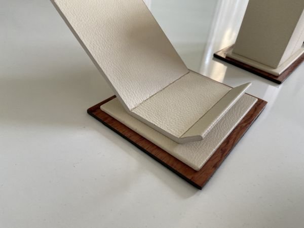 Ekstra Saatli + Ataşlıklı Başkanlık Deluxe Krem Sümen Makam Takımı