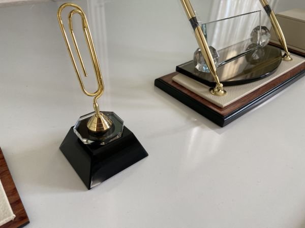 Ekstra Saatli + Ataşlıklı Başkanlık Deluxe Krem Sümen Makam Takımı