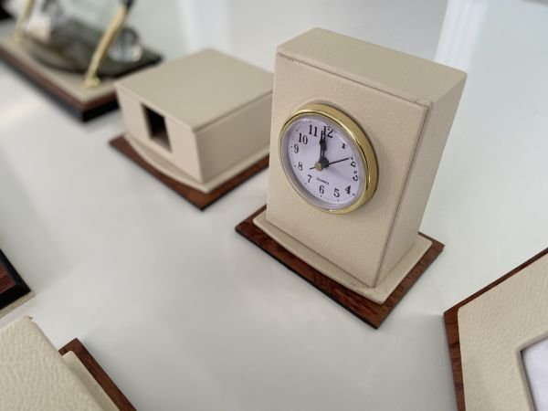 Ekstra Saatli + Ataşlıklı Başkanlık Deluxe Krem Sümen Makam Takımı