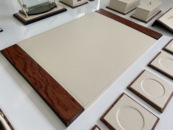 Ekstra Saatli + Ataşlıklı Başkanlık Deluxe Krem Sümen Makam Takımı