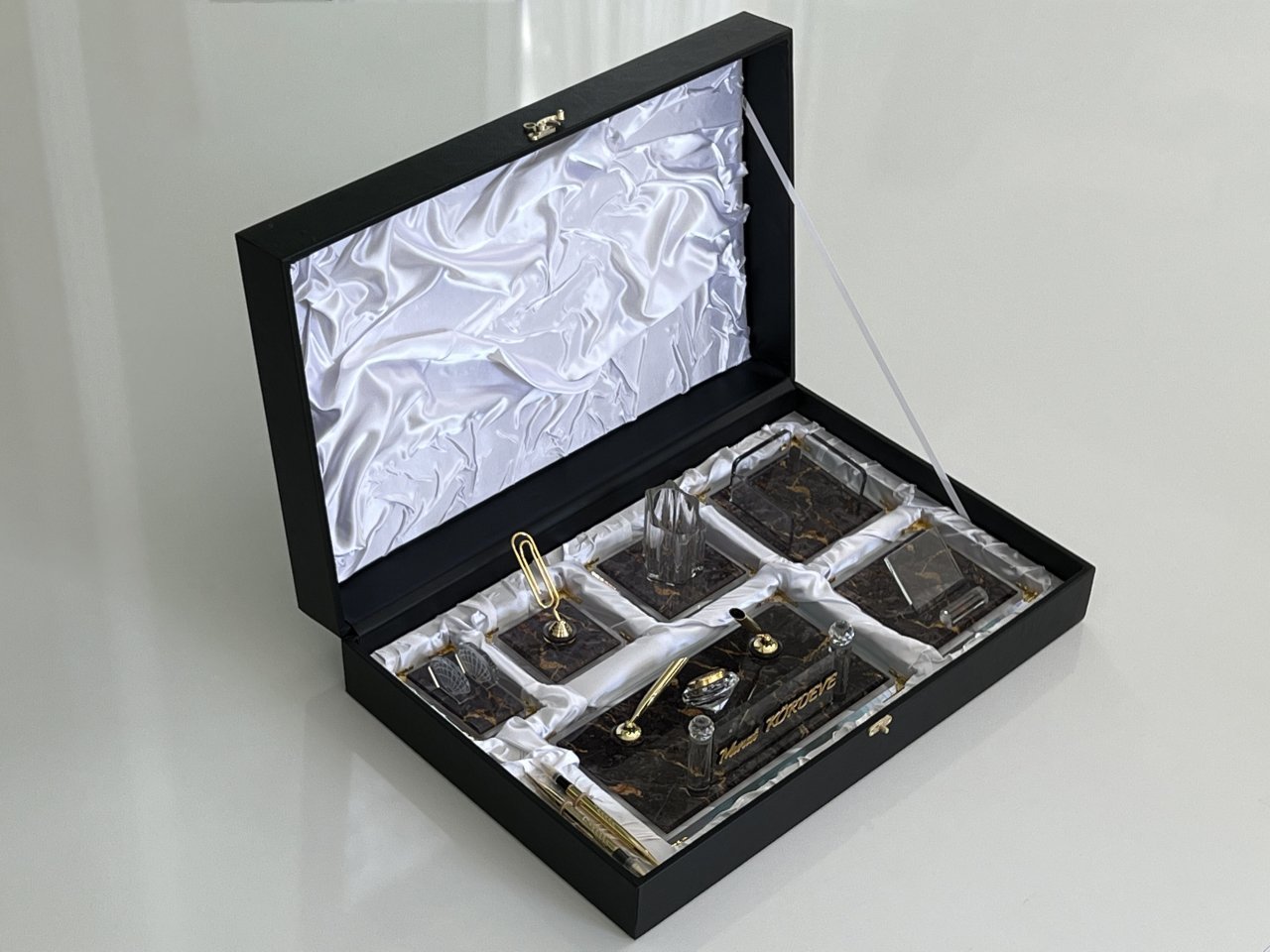 Sümenvadisi Deri Kutulu  Gold Kristal Deri Lüks Masa İsimliği Seti