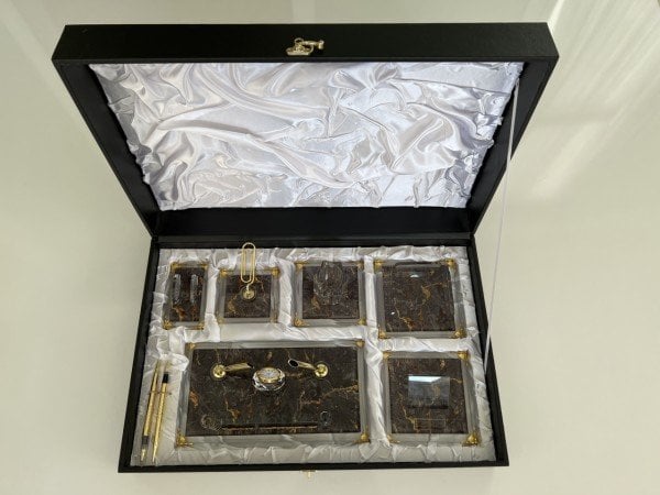 Sümenvadisi Deri Kutulu  Gold Kristal Deri Lüks Masa İsimliği Seti