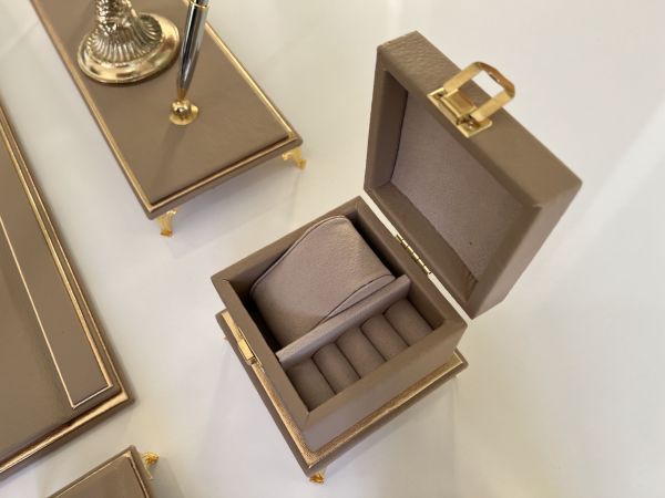 ÜST SEVİYE PREMİUM SET Sümenvadisi Krem Deluxe Deri Scrikss Markalı Kalem Saat Yüzük Kutulu