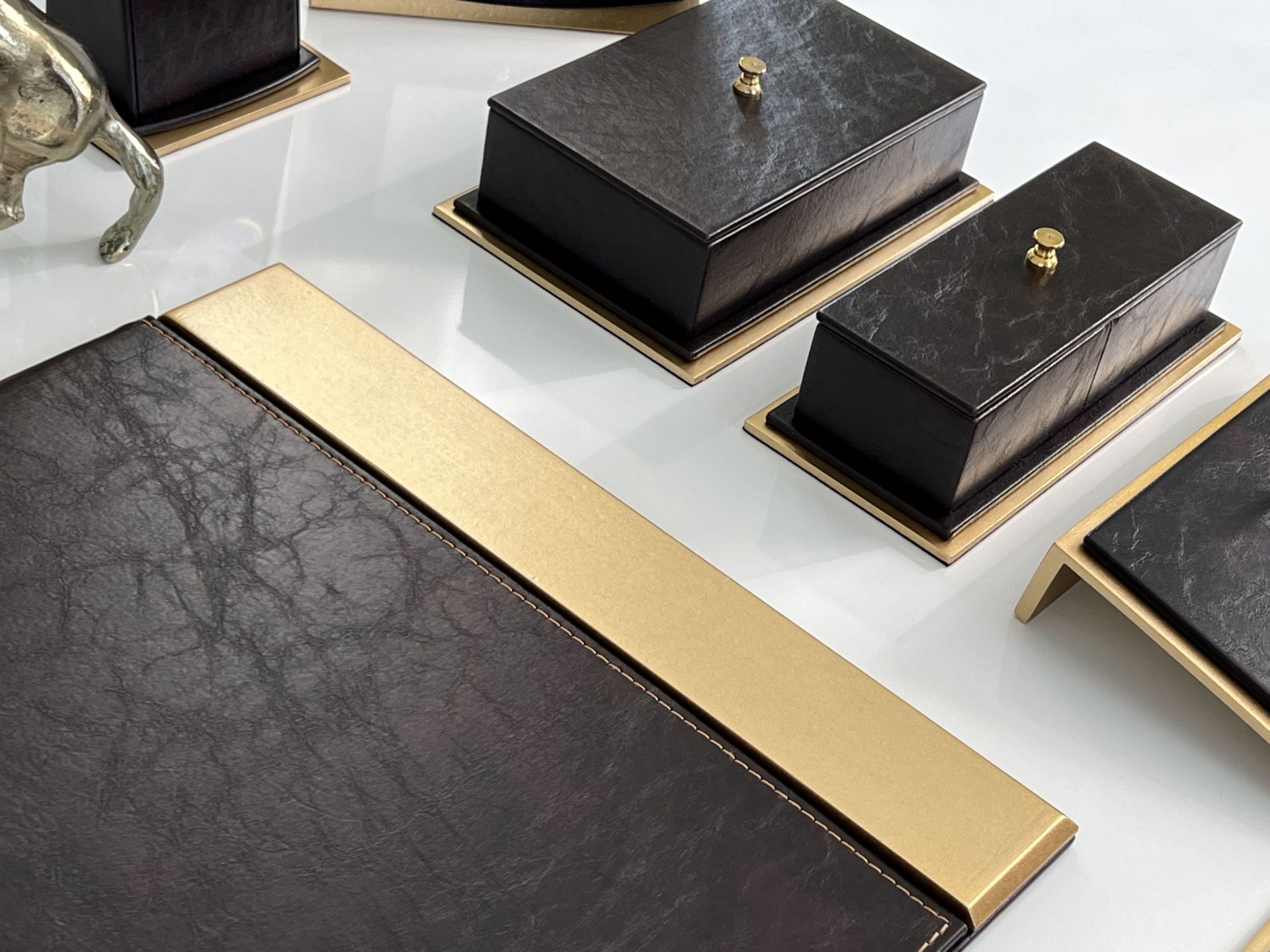 DELUXE V.I.P Acı Kahve Deri, Altın Ahşap Varak Zenginliği