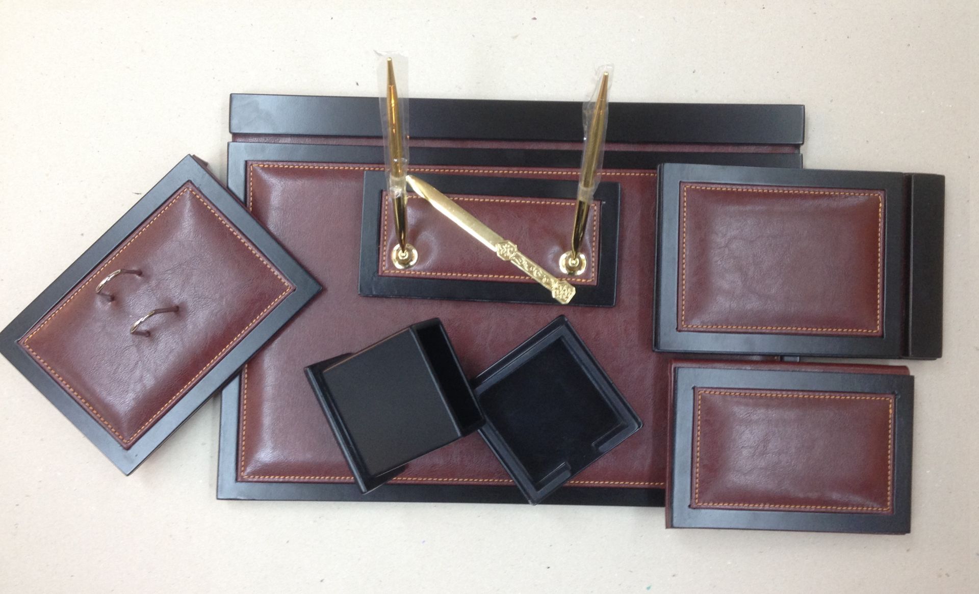 Mürdüm Deri Ahşap V.I.P Sümen Makam Takımları